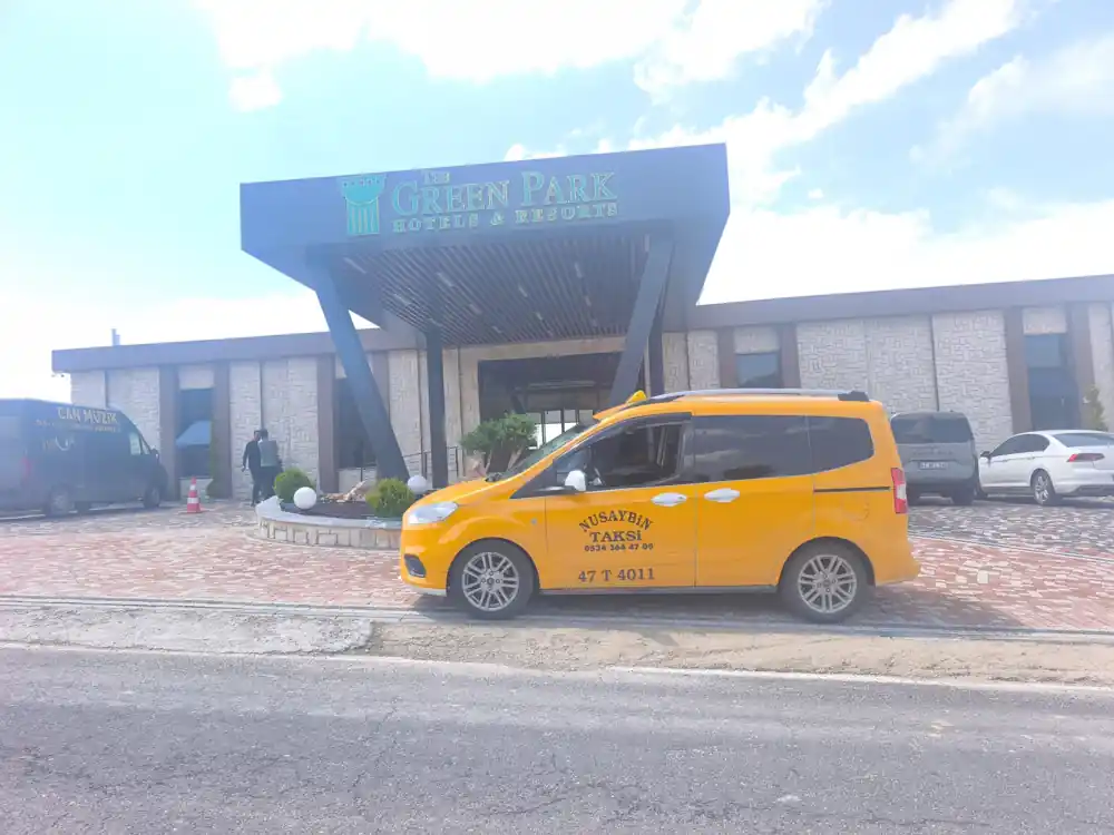 Nusaybin Taksi – 47 T 4011 plakalı ticari taksi, otel önünde